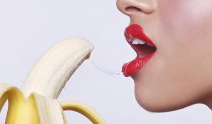 Mulheres fazendo boquete (treinando sexo oral)