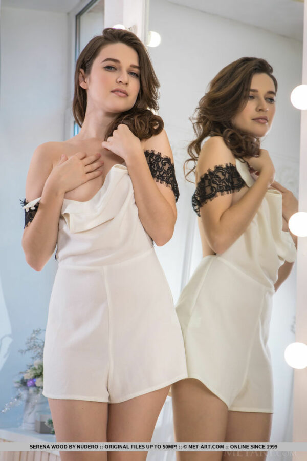 Branquinha de Olhos Azuis mostrando a Buceta com Bigodinho Novinha Nua com Bigodinho na Buceta