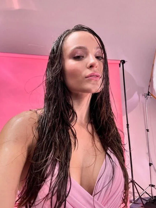 Foto de Larissa Manoela com decote