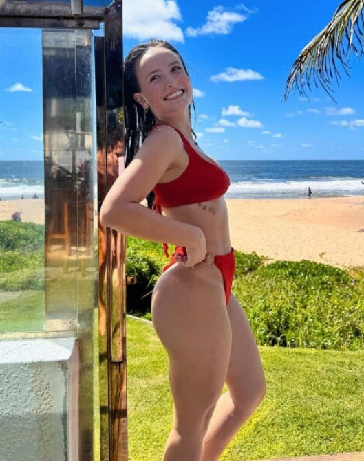 Foto de Larissa Manoela de biquini