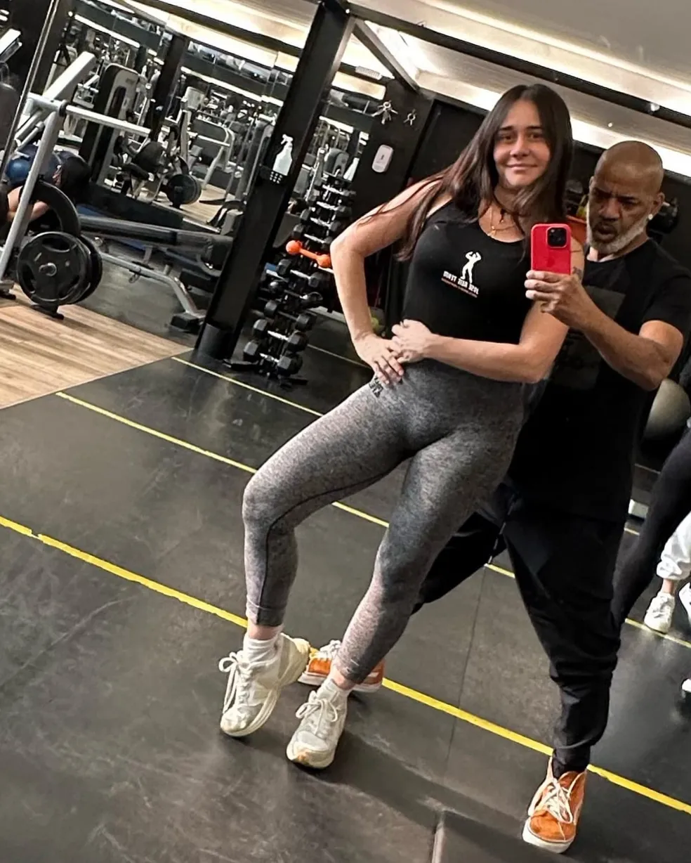 Atriz Alessandra Negrini na academia de roupa apertada