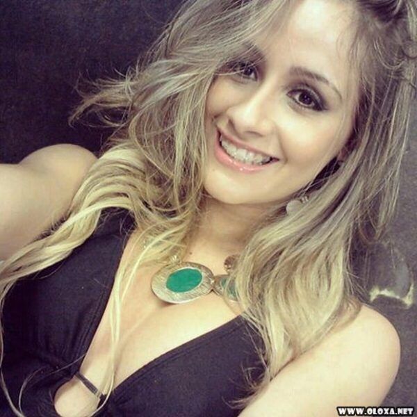 Babi Muniz nua (Gostosa da Fazenda e ex-Panicat de biquíni)