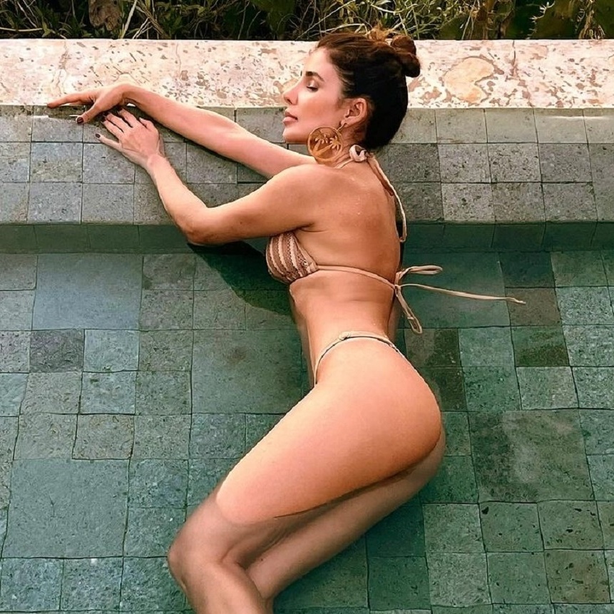 Paula Fernandes de Biquíni
