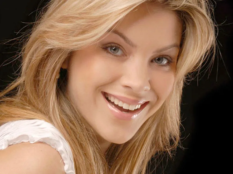 Renata Fan sorrindo