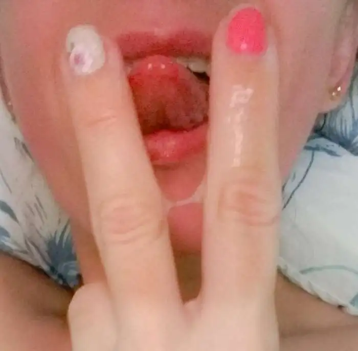 Lambendo a baba da buceta