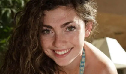 Linda Amadora Gostosa Novinha Tirando a Roupa Linda amadora nua branquinha e gostosinha se exibindo