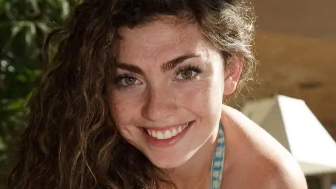 Linda Amadora Gostosa Novinha Tirando a Roupa Linda amadora nua branquinha e gostosinha se exibindo