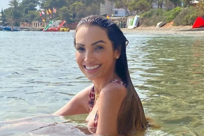 Apresentadora Patrícia Poeta linda de biquíni