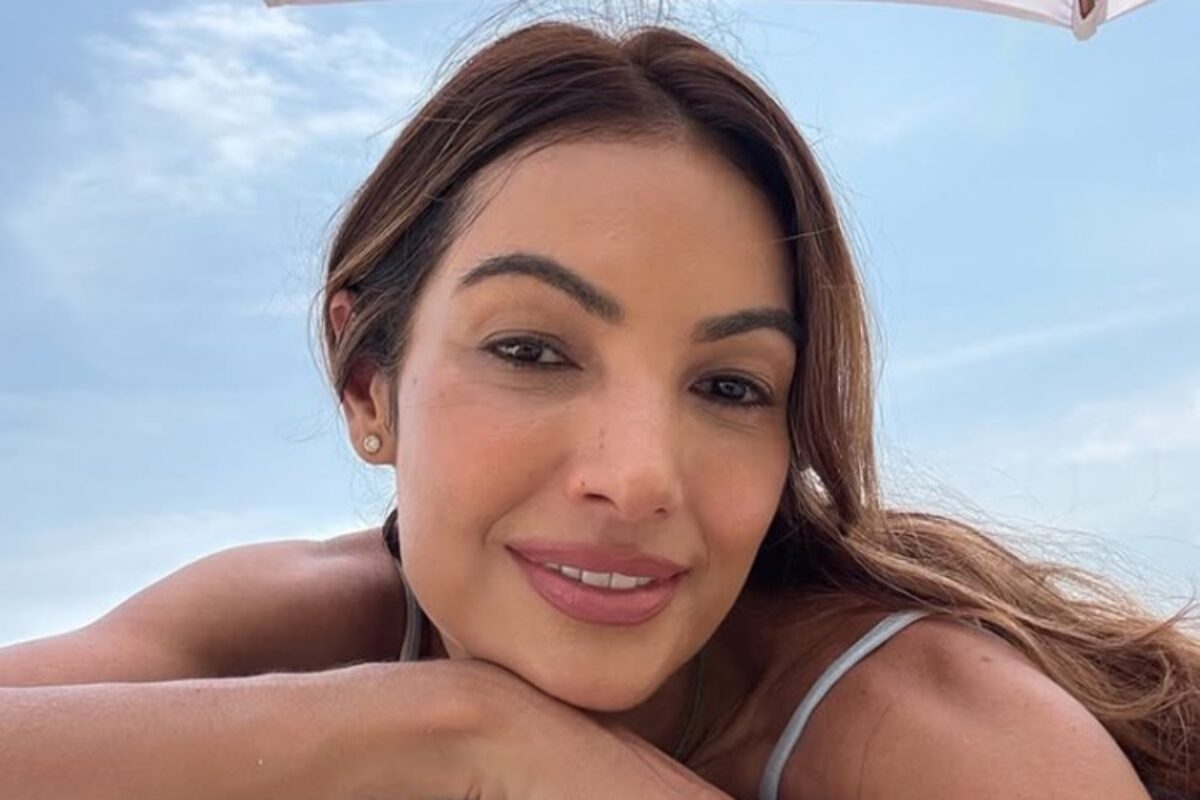 Apresentadora Patrícia Poeta linda de biquíni