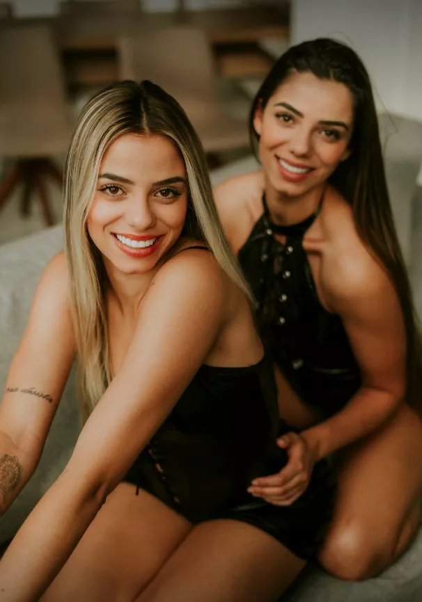 Key Alves e sua irmã Gêmea Peladas Key Alves e sua irmã gêmea peladas