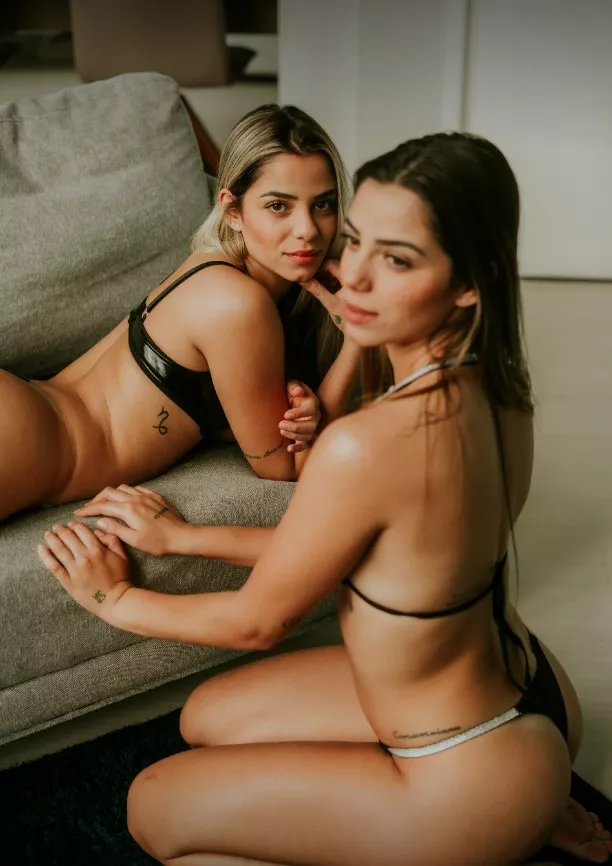 Key Alves e sua irmã Gêmea Peladas Key Alves e sua irmã gêmea peladas