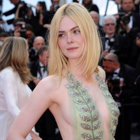 Atriz Elle Fanning mostrando decote e volume dos seios