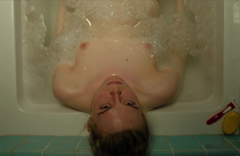 Elle Fanning nua na banheira